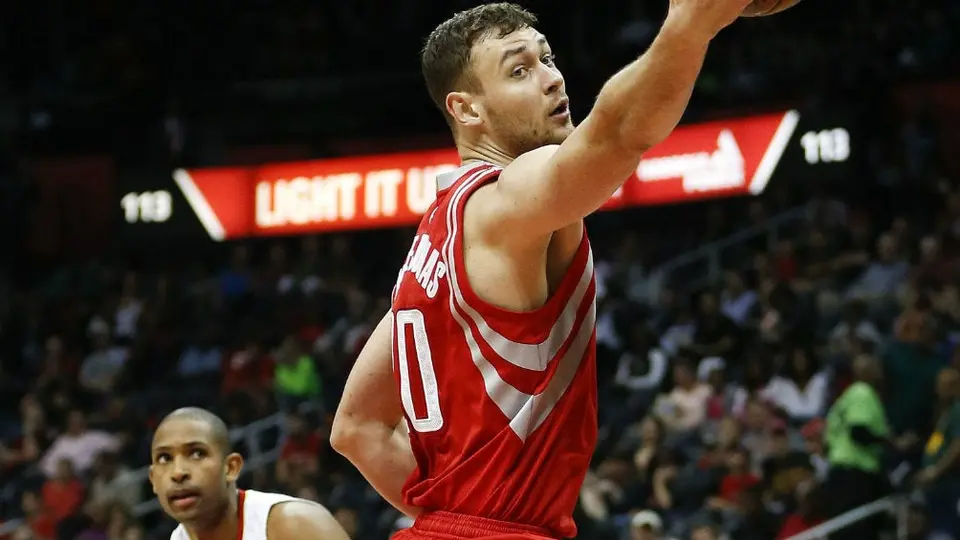 San Antonio llega a un acuerdo por el veterano Donatas Motiejunas