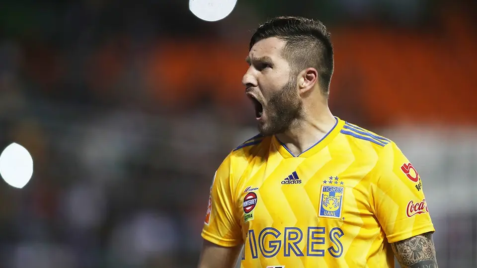 Gignac presenta en redes sociales a su hija recién nacida