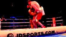 Boxeador 'hace un Mike Tyson' y muerde a rival en plena pelea
