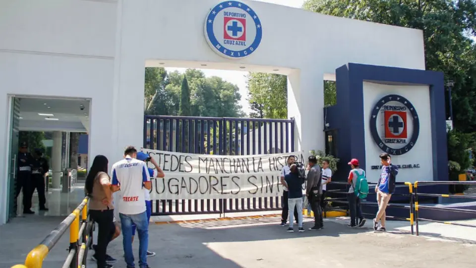 Aficionados de Cruz Azul protestan contra jugadores en La Noria