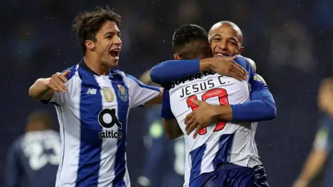 Herrera y Tecatito enfilan contundente triunfo del Porto contra Belenenses