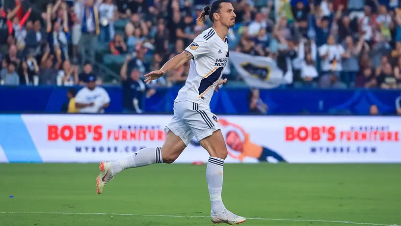 Zlatan Ibrahimovic se unió al 'Bottle Cap Challenge'