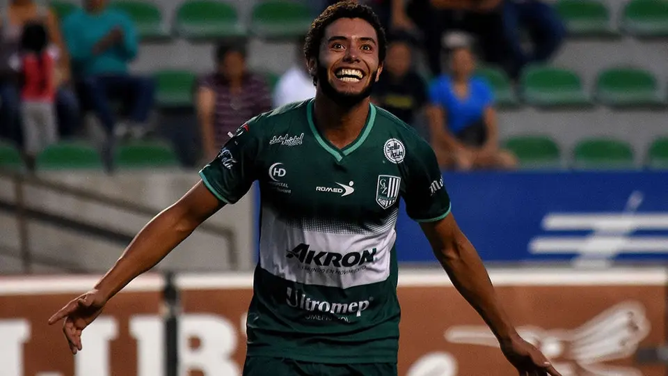 César Huerta, tras los pasos de Ronaldo Cisneros en Chivas