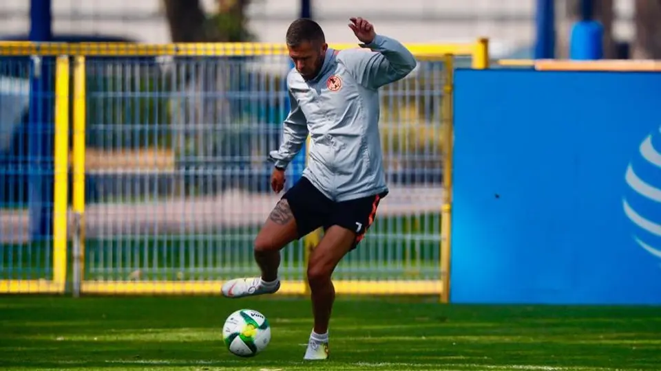 Ménez presume zapatos con diseño exclusivo de América