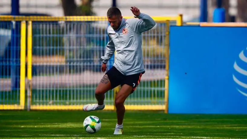 Ménez presume zapatos con diseño exclusivo de América