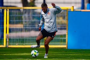 Ménez presume zapatos con diseño exclusivo de América