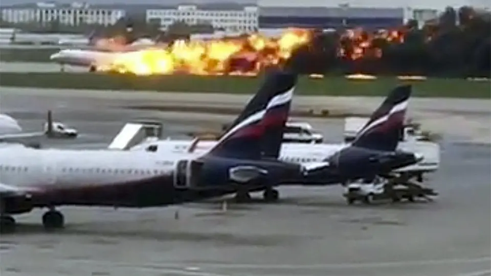 Aterrizaje de avión en llamas deja 40 muertos en Moscú