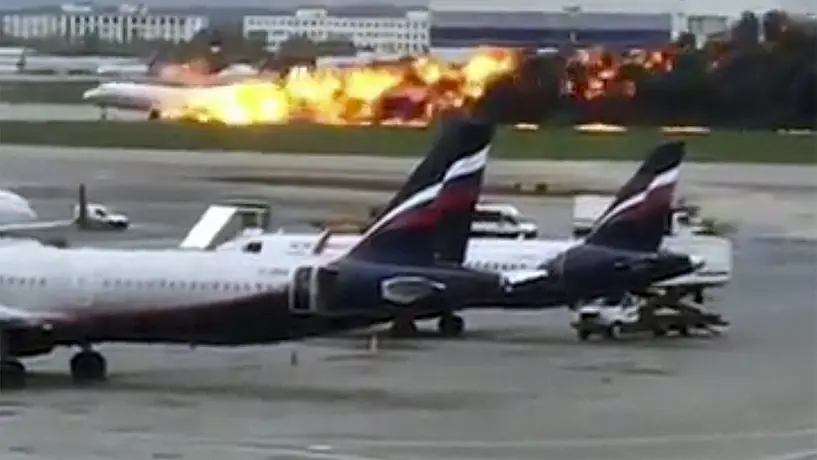Aterrizaje de avión en llamas deja 40 muertos en Moscú