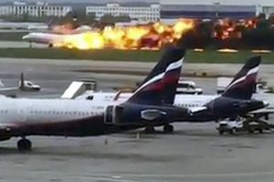 Aterrizaje de avión en llamas deja 40 muertos en Moscú