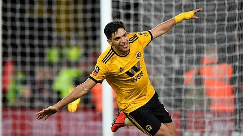Raúl Jiménez, colocado como parte del once de la 'otra' Premier
