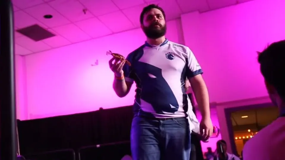 Hungrybox se corona en Pound 2019 y le lanzan un cangrejo