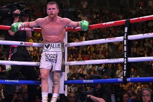 Canelo Álvarez perdería título FIB si no pelea vs Derevyanchenko