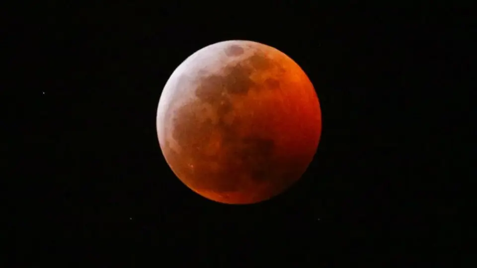 'Luna de sangre' ilumina cielo de México