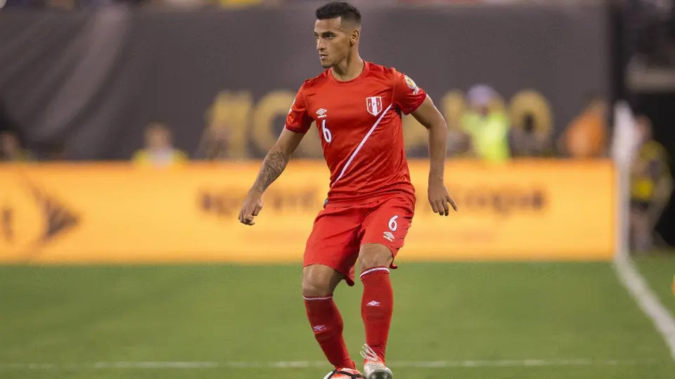 Pumas intenta 'clavarle las garras' al peruano Miguel Trauco
