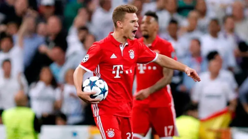 Fan del Bayern, a punto de robarle jersey de Kimmich a niño