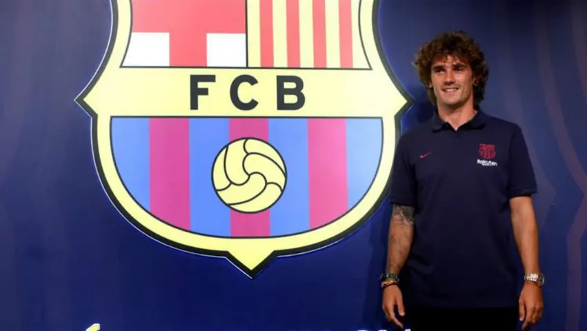 Griezmann posa con el escudo del Barcelona | EFE