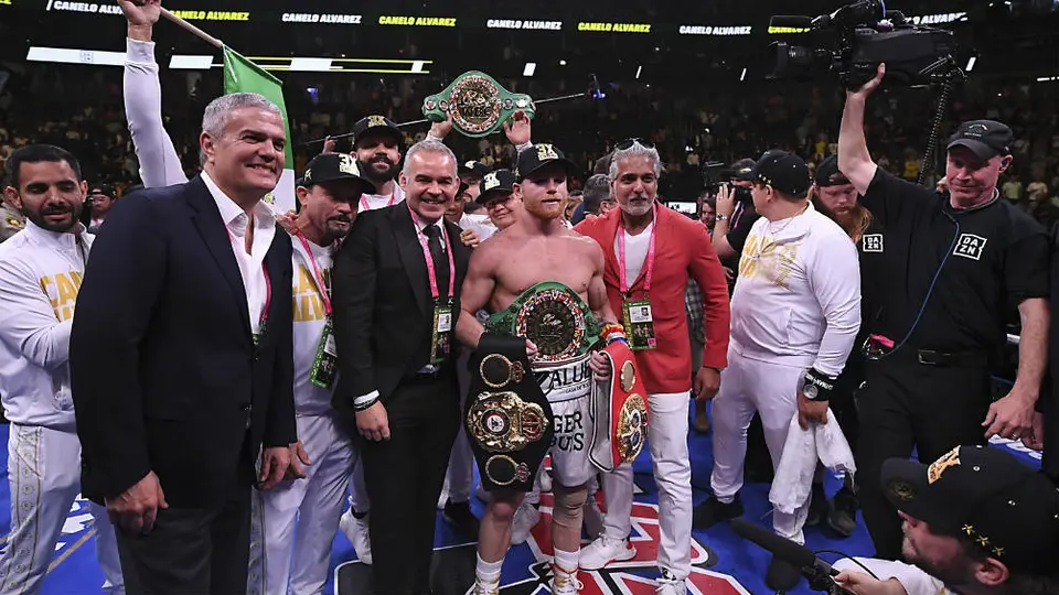 Canelo vence a Jacobs y se convierte en triple campeón de peso Medio