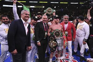 Canelo vence a Jacobs y se convierte en triple campeón de peso Medio