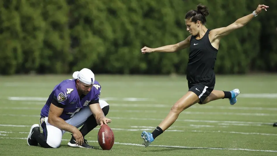 Carli Lloyd metió gol de campo de 55 yardas en pretemporada de NFL