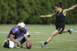 Carli Lloyd metió gol de campo de 55 yardas en pretemporada de NFL