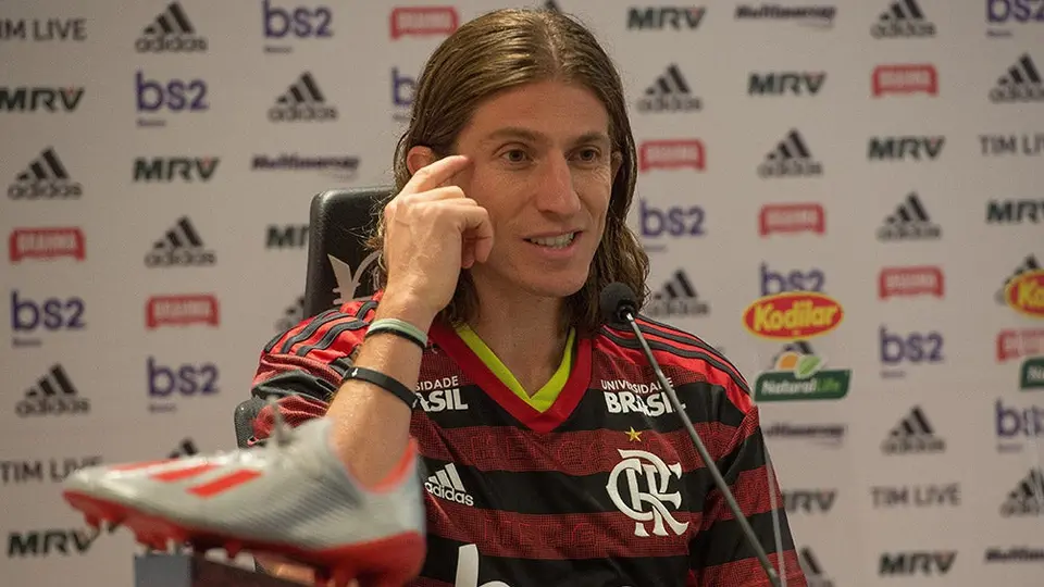Gemidos, interrumpen presentación de Filipe Luis con Flamengo