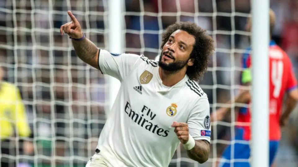 Marcelo presume jersey que le envió Tom Brady
