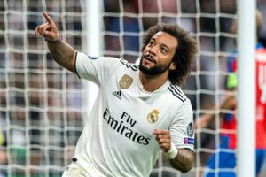 Marcelo presume jersey que le envió Tom Brady