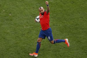 Arturo Vidal conoció a fan que lo dibujó en el álbum de Copa América