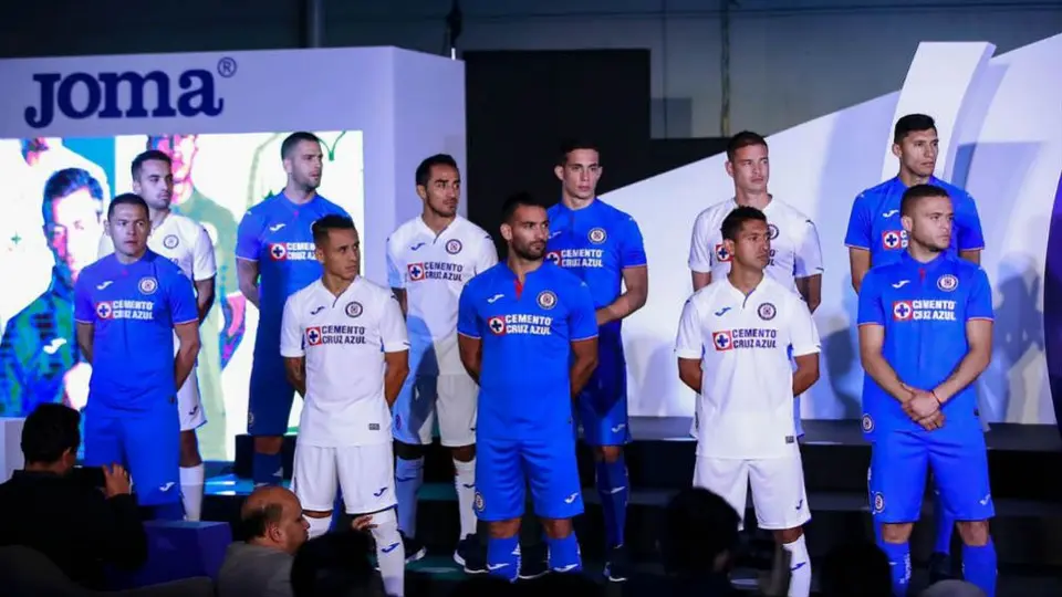 Cruz Azul presenta playera de su nuevo patrocinador