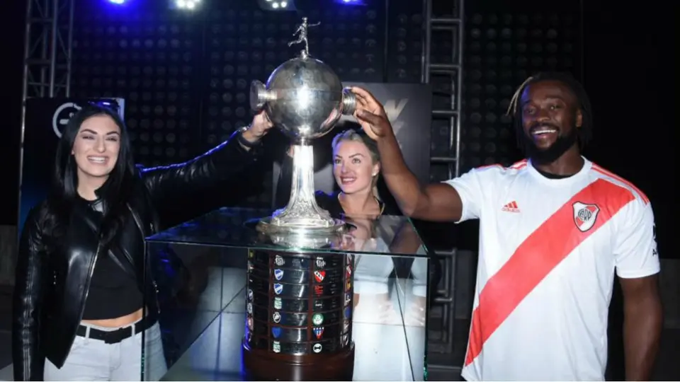 Estrellas de WWE visitaron instalaciones de River Plate