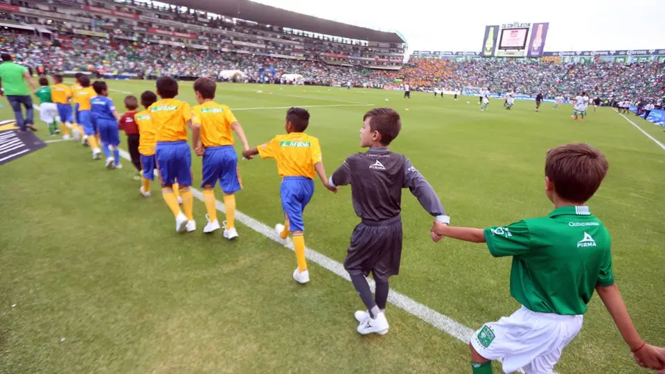 Niño de Tigres tocó el trofeo del Clausura 2019 durante el protocolo