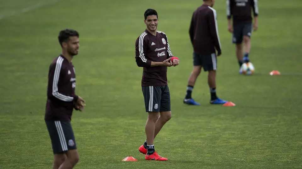 Jiménez da 'cátedra' de tiros libres a Chucky Lozano durante práctica del Tri