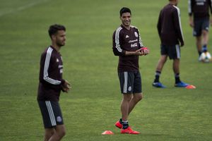 Jiménez da 'cátedra' de tiros libres a Chucky Lozano durante práctica del Tri