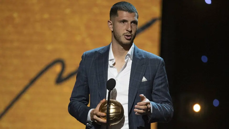 Confunden a Guido Rodríguez con Gignac en gráfico del Balón de Oro