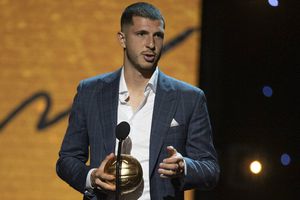 Confunden a Guido Rodríguez con Gignac en gráfico del Balón de Oro