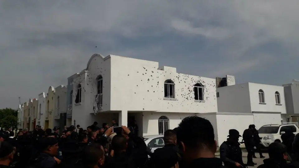 Policías y civiles protagonizan balacera en Jardines del Edén, Jalisco