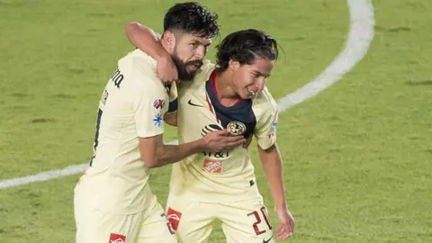 Oribe Peralta revela los consejos que le dio a Lainez