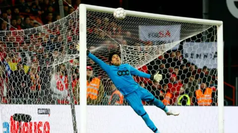 Standard aún considera a Memo Ochoa como su portero