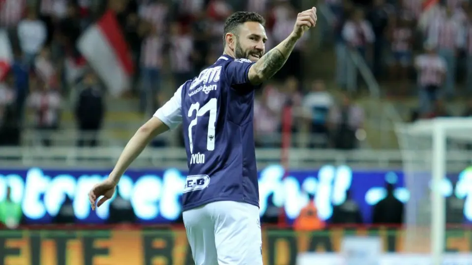 Layún celebra triunfo de Rayados tomando cerveza en la cancha
