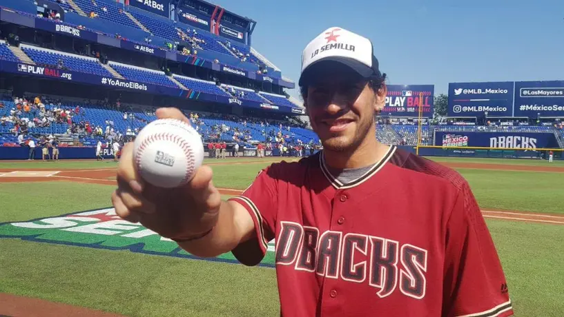 Nahuel Guzmán lanza primera bola en juego de MLB en Monterrey