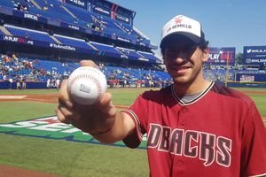 Nahuel Guzmán lanza primera bola en juego de MLB en Monterrey