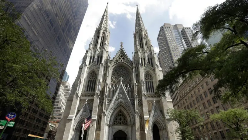 Hombre, detenido tras ingresar a catedral de San Patricio con gasolina