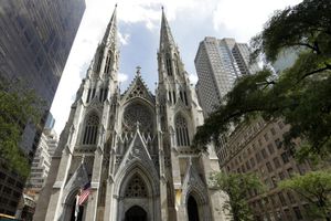 Hombre, detenido tras ingresar a catedral de San Patricio con gasolina