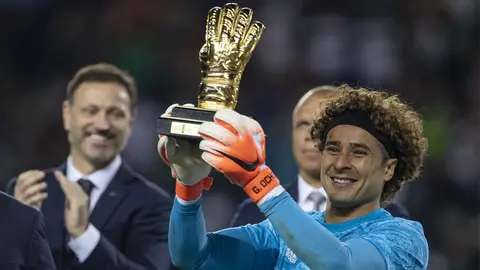 Guillermo Ochoa fue reconocido con el Guante de Oro