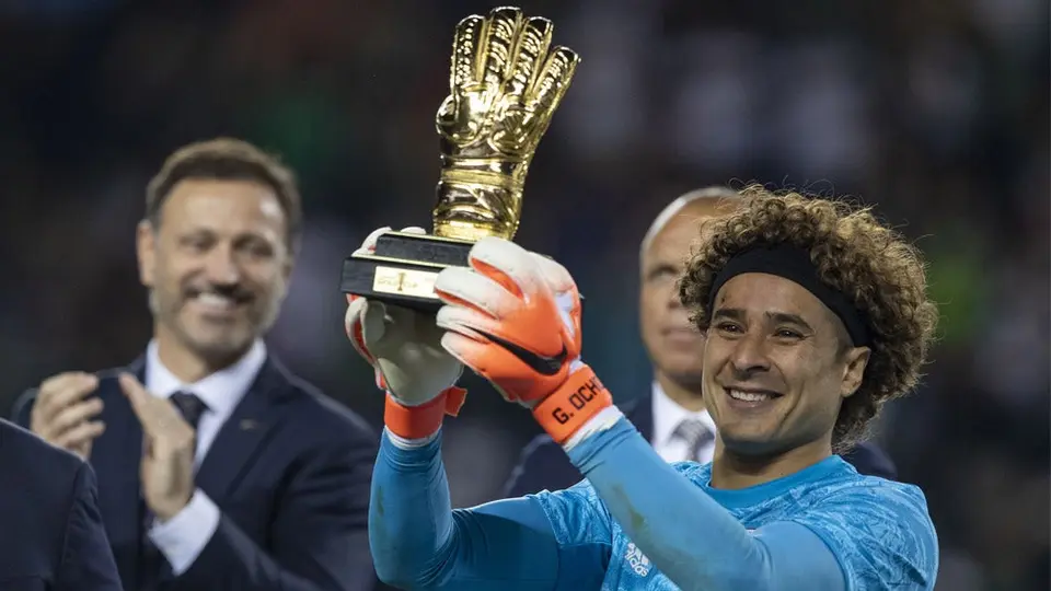 Guillermo Ochoa fue reconocido con el Guante de Oro