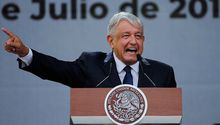 Andrés Manuel López Obrador recibe como regalo una playera de Pumas