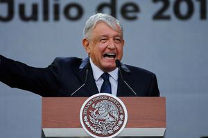 Andrés Manuel López Obrador recibe como regalo una playera de Pumas