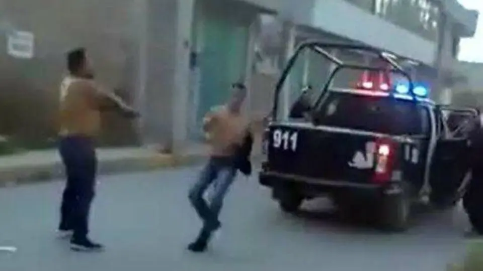 Hombre ebrio desarma a Policía Municipal y lanza disparos en Ecatepec