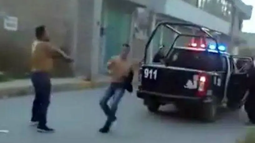 Hombre ebrio desarma a Policía Municipal y lanza disparos en Ecatepec