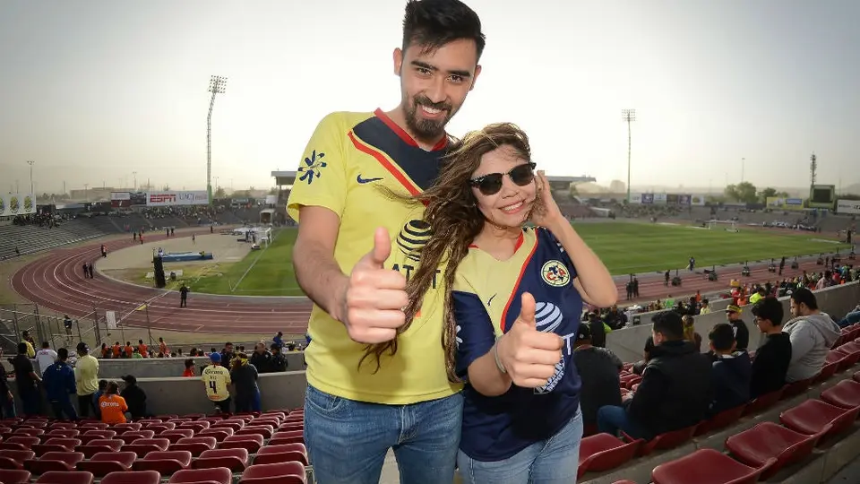 Recién casados entonan himno de América en su boda